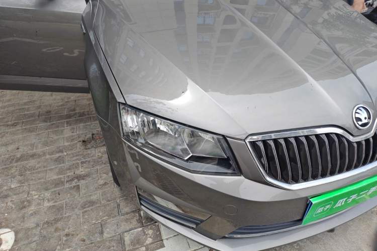 Used Skoda Octavia 2017 1.6L Automatic Smart Drive Edition Right Front Headlight