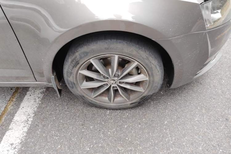 Used Skoda Octavia 2017 1.6L Manual Trend Edition Right Front Wheel Hub