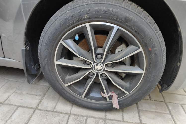 Used Skoda Octavia 2017 1.6L Manual Smart Drive Edition Right Front Wheel Hub