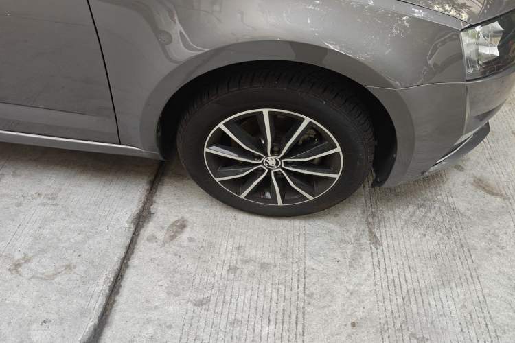 Used Skoda Octavia 2017 1.6L Automatic Smart Drive Edition Right Front Wheel Hub