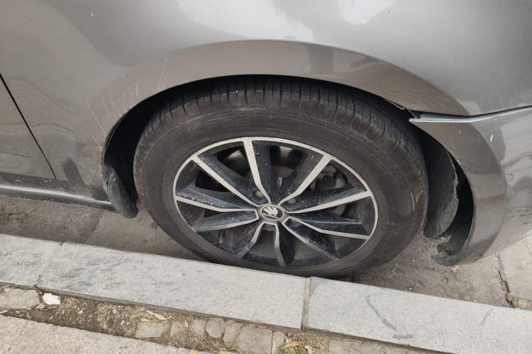 Used Skoda Octavia 2017 1.6L Manual Smart Drive Edition Right Front Wheel Hub