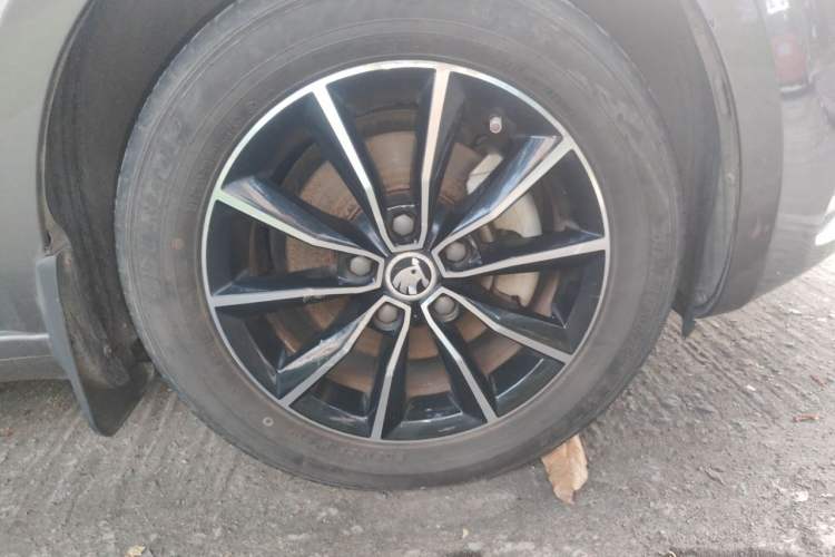 Used Skoda Octavia 2017 1.6L Automatic Smart Drive Edition Right Front Wheel Hub