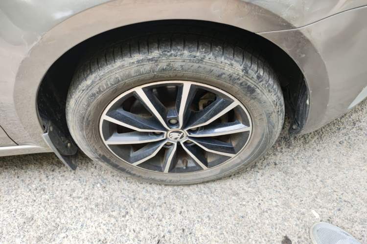 Used Skoda Octavia 2017 1.6L Automatic Smart Drive Edition Right Front Wheel Hub