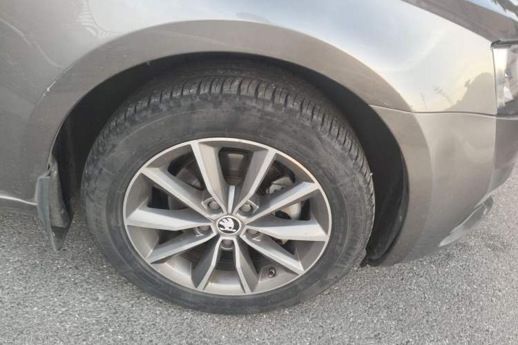 Used Skoda Octavia 2017 1.6L Automatic Chuanxing Edition Right Front Wheel Hub