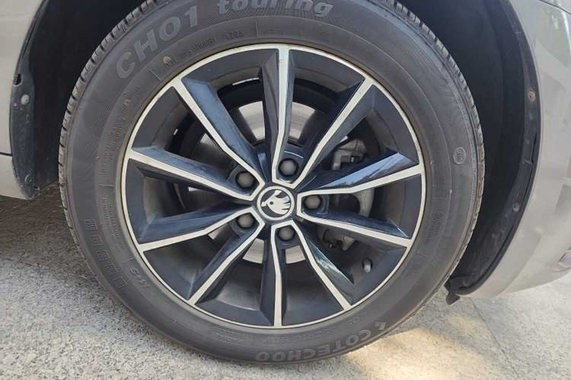 Used Skoda Octavia 2017 1.6L Automatic Smart Drive Edition Right Front Wheel Hub