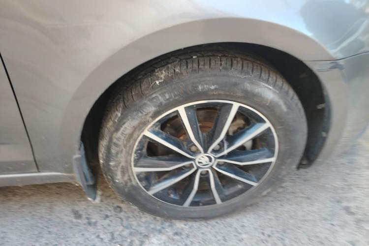 Used Skoda Octavia 2017 1.6L Automatic Smart Drive Edition Right Front Wheel Hub