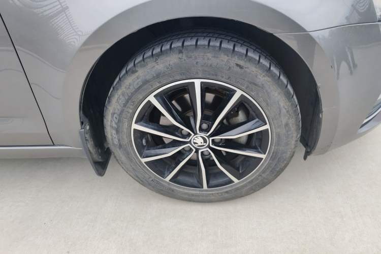 Used Skoda Octavia 2017 1.6L Automatic Smart Drive Edition Right Front Wheel Hub