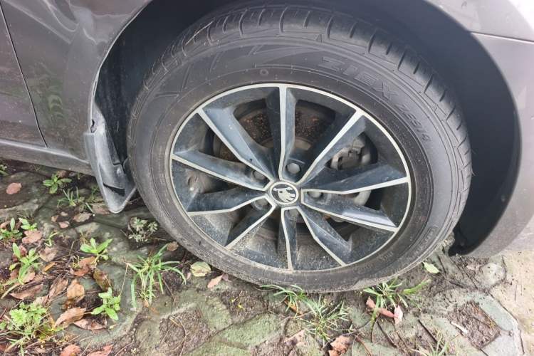 Used Skoda Octavia 2017 1.6L Automatic Smart Drive Edition Right Front Wheel Hub