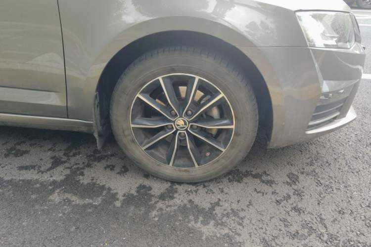 Used Skoda Octavia 2017 1.6L Manual Smart Drive Edition Right Front Wheel Hub