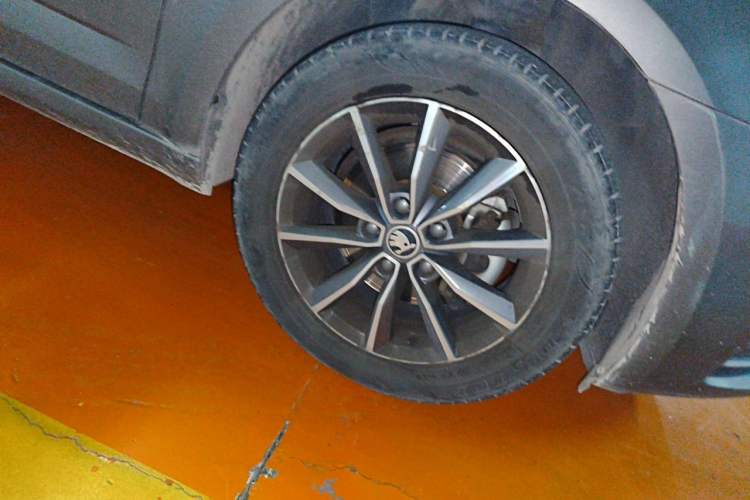 Used Skoda Octavia 2017 1.6L Automatic Chuanxing Edition Right Front Wheel Hub