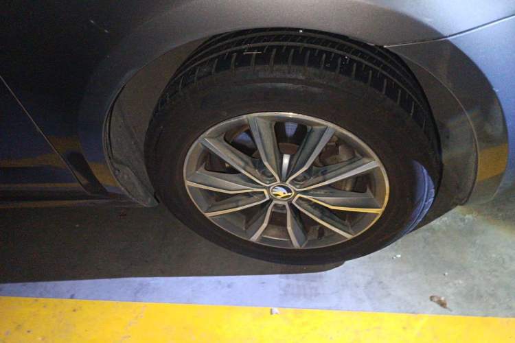 Used Skoda Octavia 2017 1.6L Automatic Chuanxing Edition Right Front Wheel Hub
