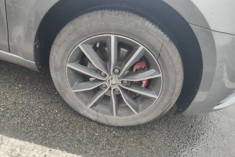 Used Skoda Octavia 2017 1.6L Automatic Smart Drive Edition Right Front Wheel Hub