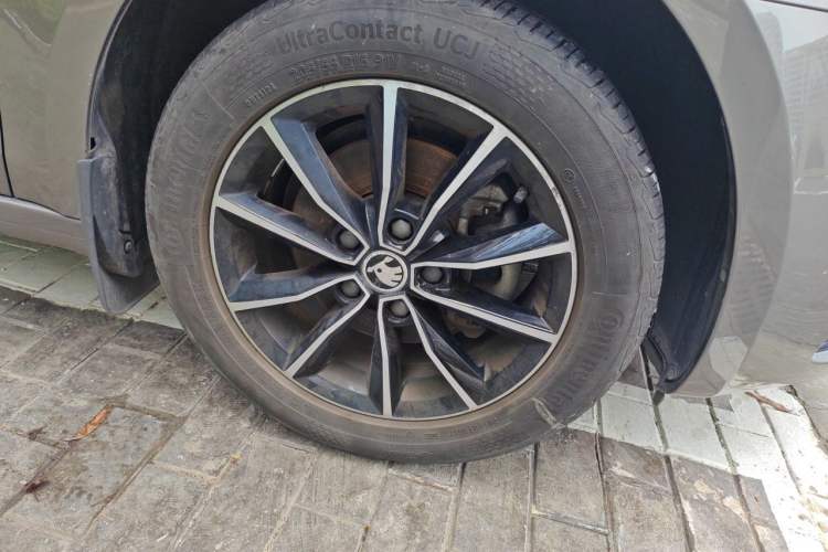 Used Skoda Octavia 2017 1.6L Automatic Smart Drive Edition Right Front Wheel Hub