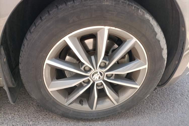 Used Skoda Octavia 2017 1.6L Automatic Chuanxing Edition Right Front Wheel Hub