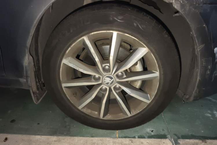 Used Skoda Octavia 2017 Classic Model 1.6L Manual Comfort Edition Right Front Wheel Hub