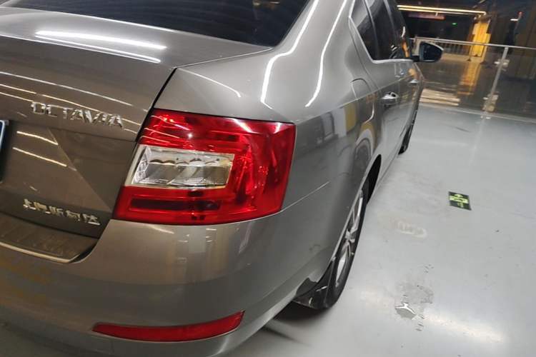 Used Skoda Octavia 2017 Classic Model 1.6L Manual Comfort Edition Right Rear Taillight