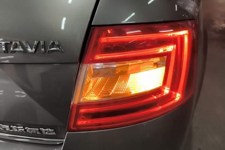 Used Skoda Octavia 2017 1.6L Automatic Smart Drive Edition Right Rear Taillight