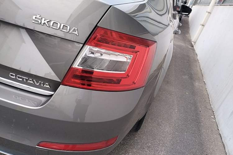 Used Skoda Octavia 2017 1.6L Automatic Smart Drive Edition Right Rear Taillight
