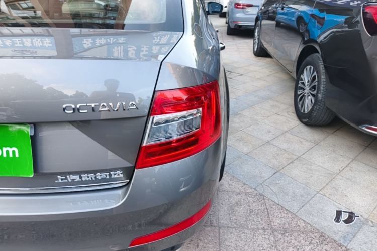 Used Skoda Octavia 2017 1.6L Automatic Smart Drive Edition Right Rear Taillight