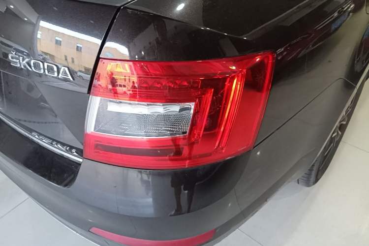 Used Skoda Octavia 2017 1.6L Automatic Smart Drive Edition Right Rear Taillight