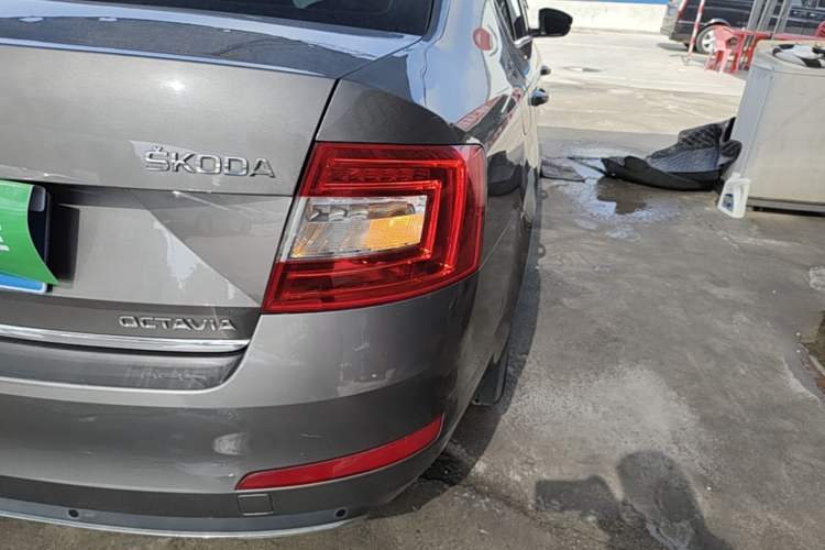 Used Skoda Octavia 2017 1.6L Automatic Smart Drive Edition Right Rear Taillight