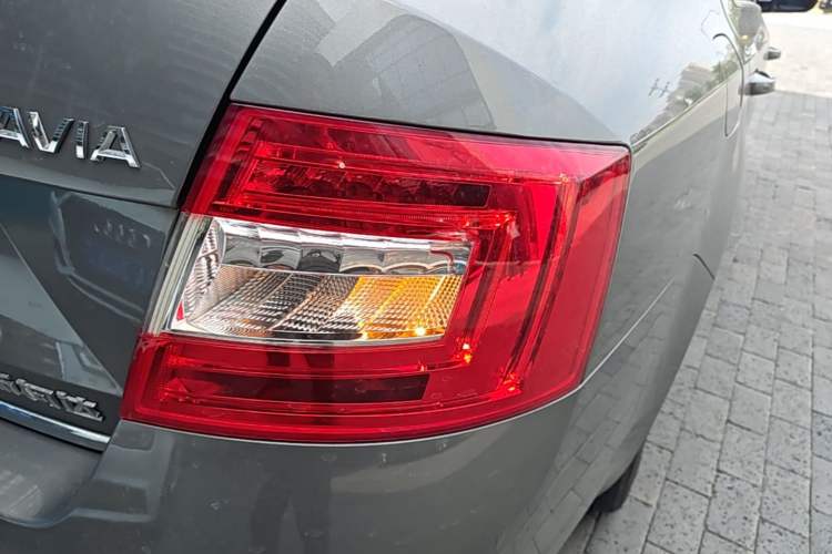 Used Skoda Octavia 2017 1.6L Automatic Smart Drive Edition Right Rear Taillight