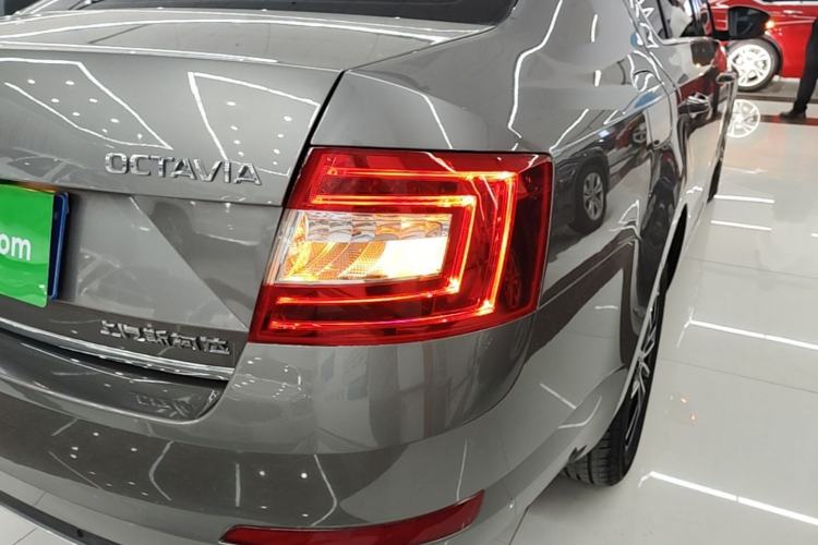 Used Skoda Octavia 2017 1.6L Automatic Smart Drive Edition Right Rear Taillight