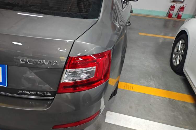 Used Skoda Octavia 2017 1.6L Automatic Smart Drive Edition Right Rear Taillight