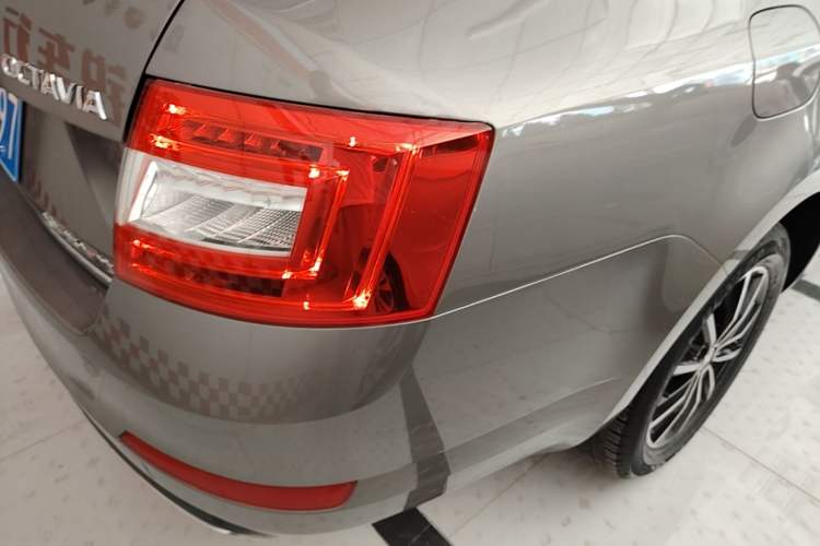 Used Skoda Octavia 2017 1.6L Automatic Smart Drive Edition Right Rear Taillight