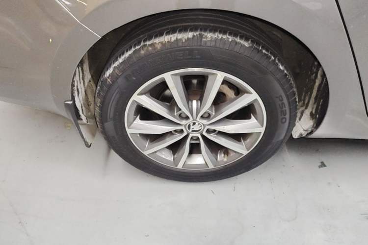 Used Skoda Octavia 2017 Classic Model 1.6L Manual Comfort Edition Right Rear Wheel Hub