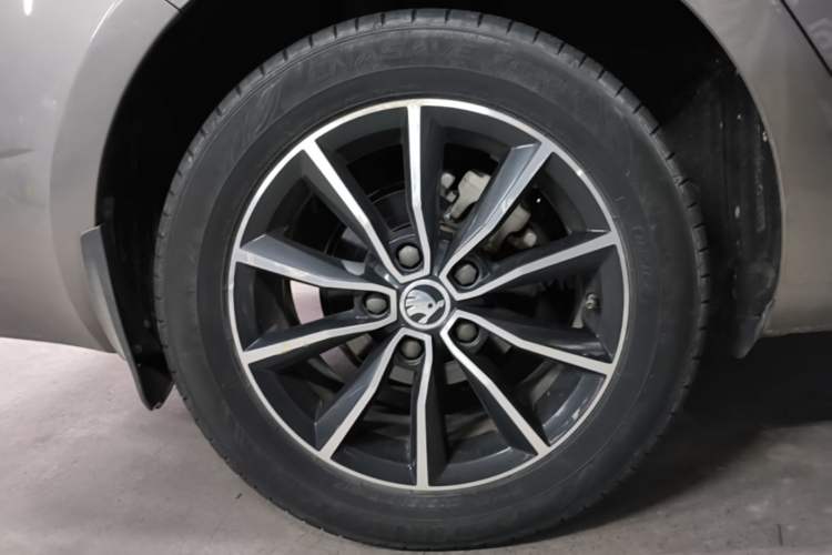 Used Skoda Octavia 2017 1.6L Automatic Smart Drive Edition Right Rear Wheel Hub