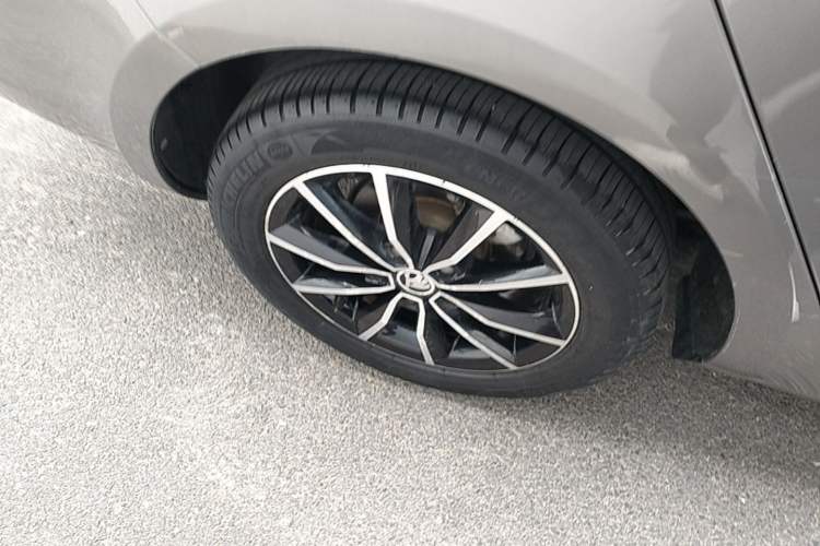 Used Skoda Octavia 2017 1.6L Automatic Smart Drive Edition Right Rear Wheel Hub