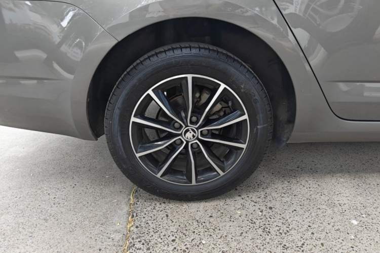 Used Skoda Octavia 2017 1.6L Automatic Smart Drive Edition Right Rear Wheel Hub