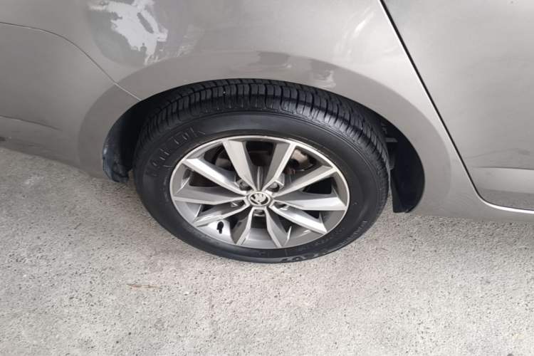 Used Skoda Octavia 2017 Classic Model 1.6L Automatic Comfort Edition Right Rear Wheel Hub