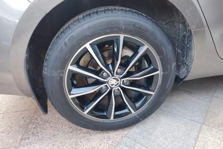Used Skoda Octavia 2017 1.6L Automatic Smart Drive Edition Right Rear Wheel Hub