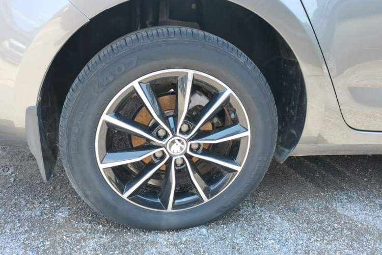 Used Skoda Octavia 2017 1.6L Automatic Smart Drive Edition Right Rear Wheel Hub