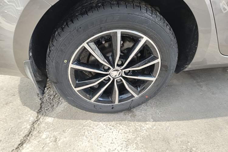 Used Skoda Octavia 2017 1.6L Automatic Smart Drive Edition Right Rear Wheel Hub