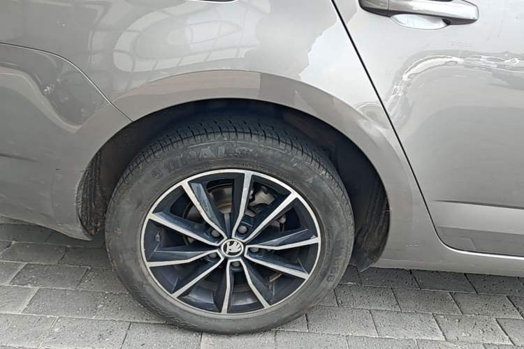 Used Skoda Octavia 2017 1.6L Automatic Smart Drive Edition Right Rear Wheel Hub