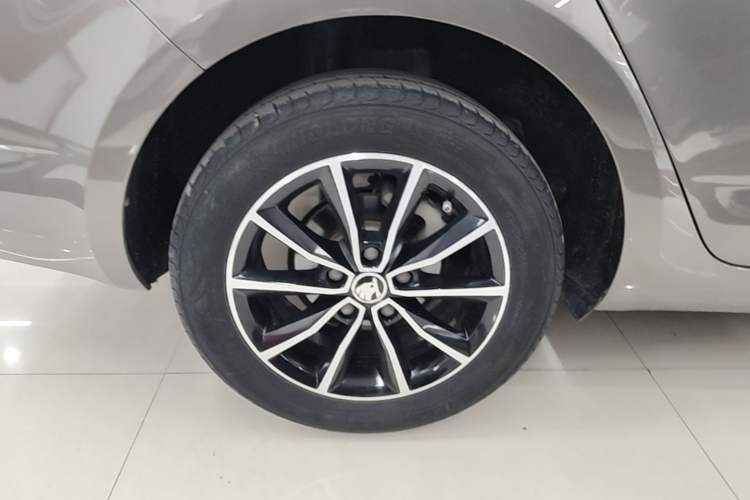 Used Skoda Octavia 2017 1.6L Automatic Smart Drive Edition Right Rear Wheel Hub