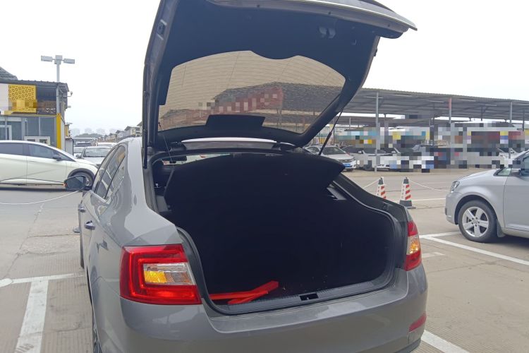 Used Skoda Octavia 2017 1.6L Automatic Smart Drive Edition Trunk