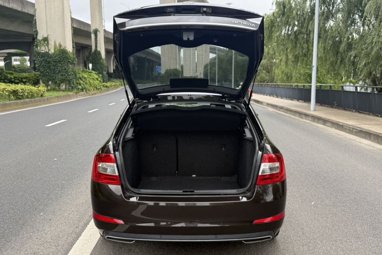 Used Skoda Octavia 2017 1.6L Automatic Smart Drive Edition Trunk