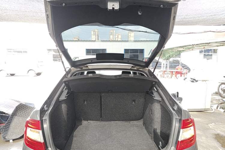Used Skoda Octavia 2017 1.6L Automatic Smart Drive Edition Trunk