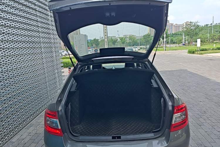 Used Skoda Octavia 2017 1.6L Automatic Smart Drive Edition Trunk