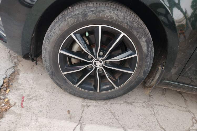 Used Skoda Octavia 2017 1.6L Manual Smart Drive Edition Left Front Wheel Hub