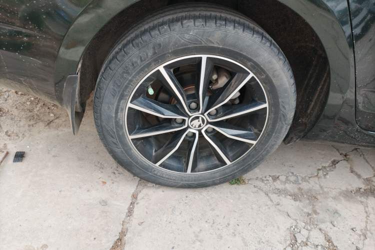 Used Skoda Octavia 2017 1.6L Manual Smart Drive Edition Right Rear Wheel Hub