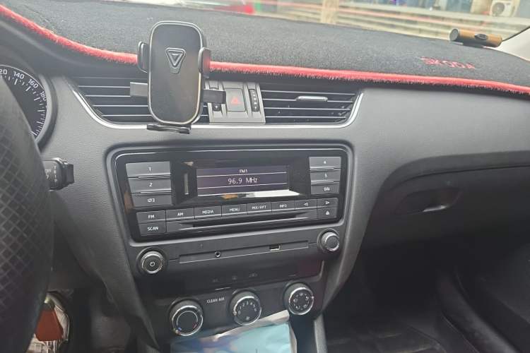 Used Skoda Octavia 2017 Classic Model 1.6L Automatic Comfort Edition Audio And AC Panel