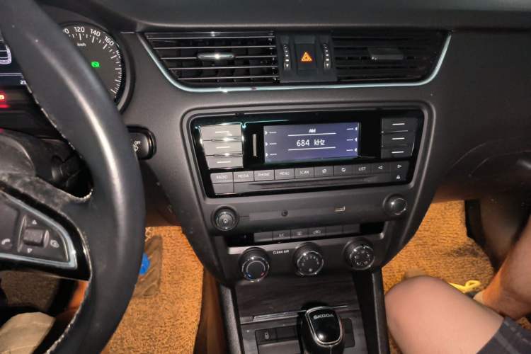 Used Skoda Octavia 2017 1.6L Automatic Smart Drive Edition Audio And AC Panel
