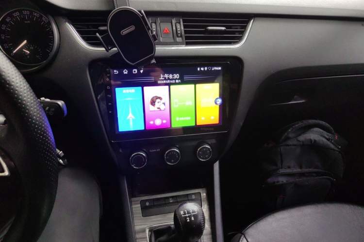 Used Skoda Octavia 2017 1.6L Manual Front-Wheel-Drive Version Audio And AC Panel