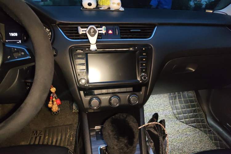 Used Skoda Octavia 2017 1.6L Manual Smart Drive Edition Audio And AC Panel