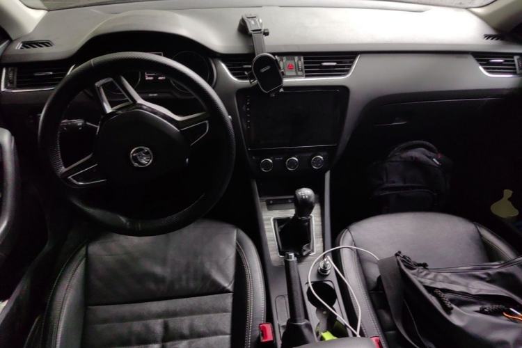Used Skoda Octavia 2017 1.6L Manual Front-Wheel-Drive Version Center Console